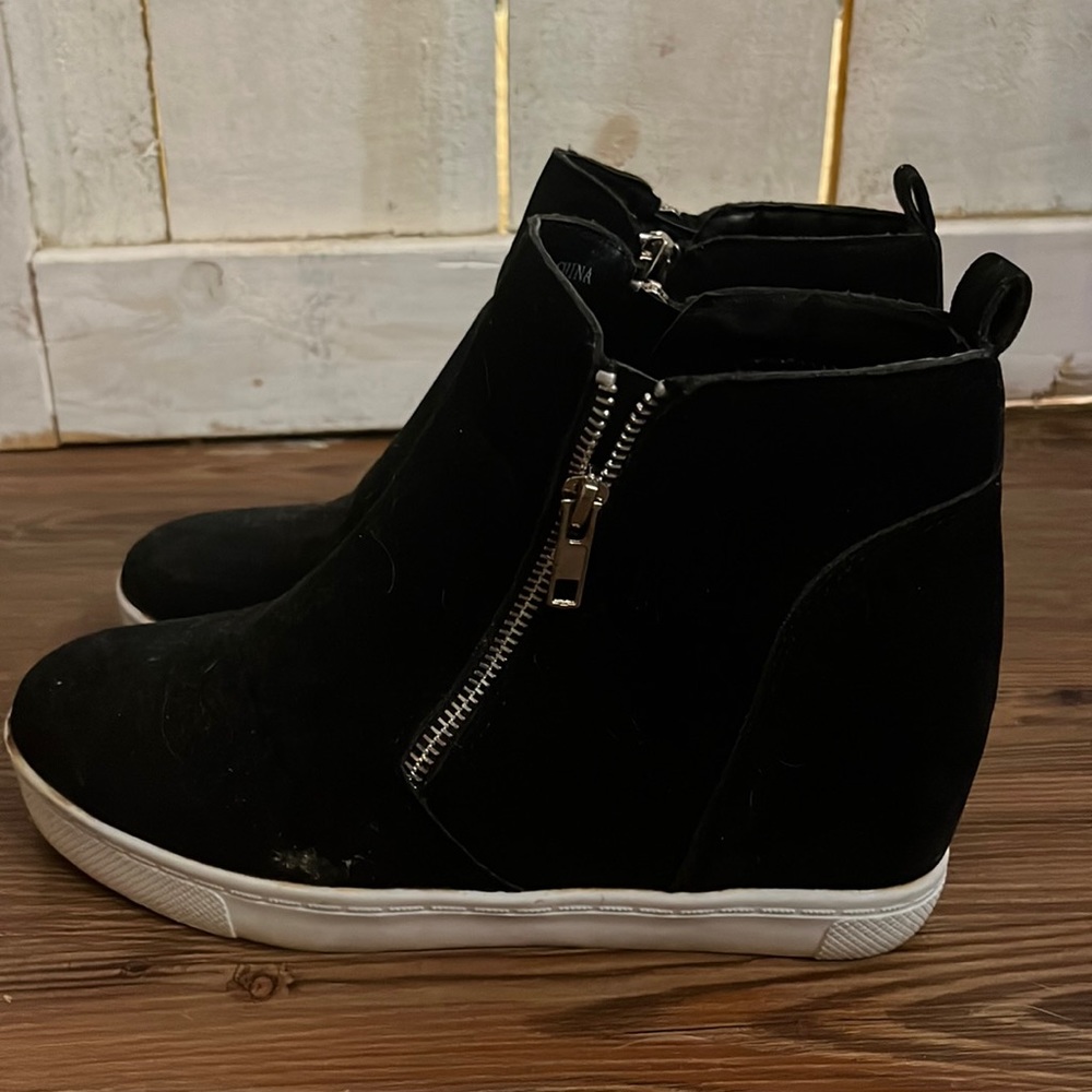 black wedges